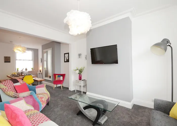 York Boutique House- Spacious & Stylish With Free Parking