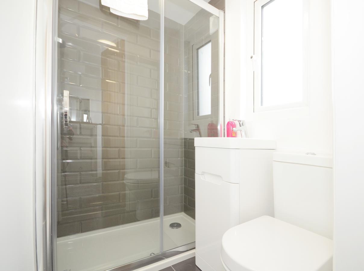 Boutique House- Spacious & Stylish With Free Parking Holiday home